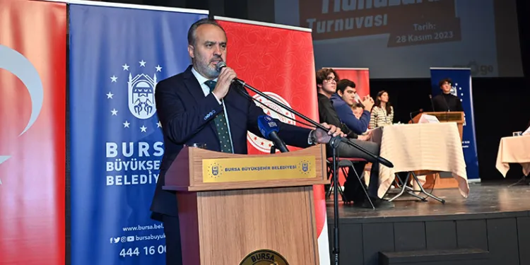 Bursa’da münazarada fikirler yarıştı