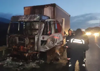 Bursa’da yanan kamyon kullanılamaz hale geldi