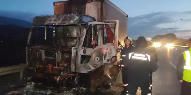 Bursa’da yanan kamyon kullanılamaz hale geldi
