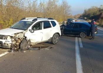 Bursa’da 2 araç kafa kafaya çarpıştı, 3 kişi yaralandı