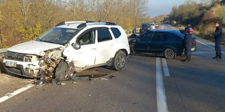 Bursa’da 2 araç kafa kafaya çarpıştı, 3 kişi yaralandı