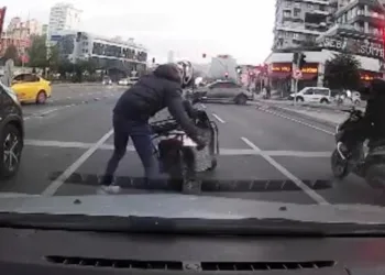 Motosikletinin plakasını sökerek tek tekerlek üzerinde ilerledi