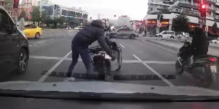 Motosikletinin plakasını sökerek tek tekerlek üzerinde ilerledi