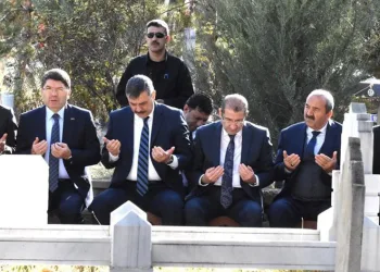 Bakan Tunç, eşinin amcasının cenaze namazına katıldı