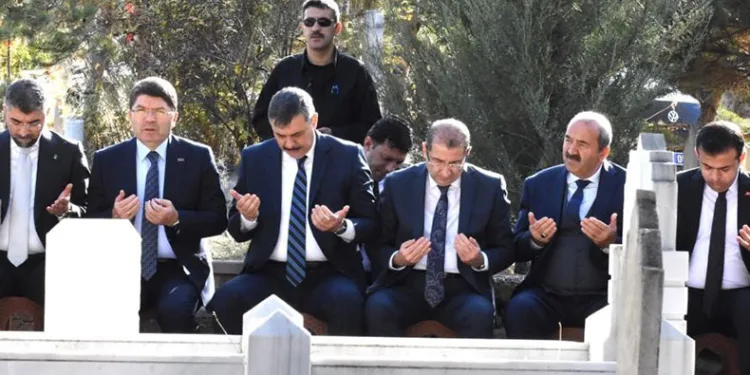 Bakan Tunç, eşinin amcasının cenaze namazına katıldı