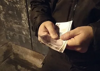 Çarşı mahalle bekçileri devriye atarken para buldu