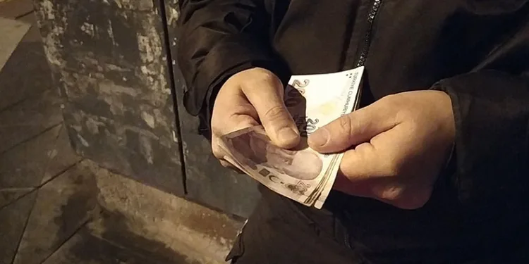 Çarşı mahalle bekçileri devriye atarken para buldu