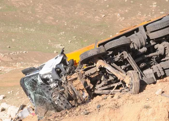 Freni boşan kömür yüklü kamyon şarampole devrildi