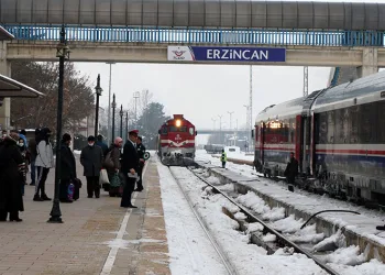Tren geçiyor Erzincan bakıyor!