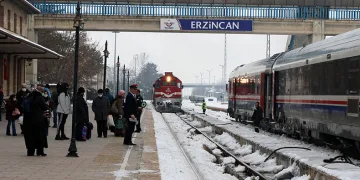 Tren geçiyor Erzincan bakıyor!