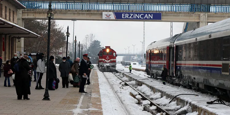 Tren geçiyor Erzincan bakıyor!