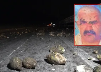 Şeker pancarı yüklü tır otomobili ezdi geçti