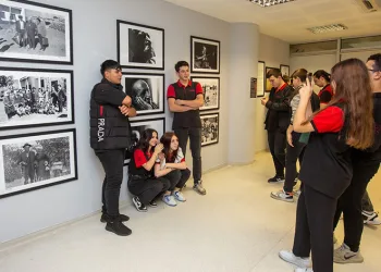 Göremedikleri fotoğrafları, dokunarak anladılar