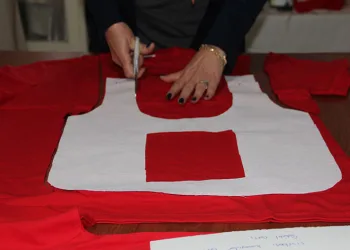 Tişörtler çantaya dönüştü kadınlara gelir kapısı oldu