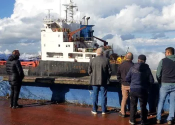 Karaya oturan yük gemisi kurtarılmayı bekliyor