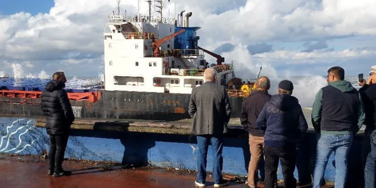 Karaya oturan yük gemisi kurtarılmayı bekliyor