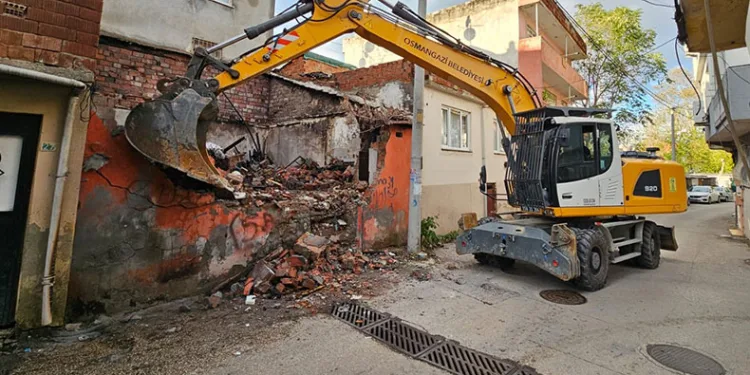 Osmangazi’de metruk binalar yıkılıyor