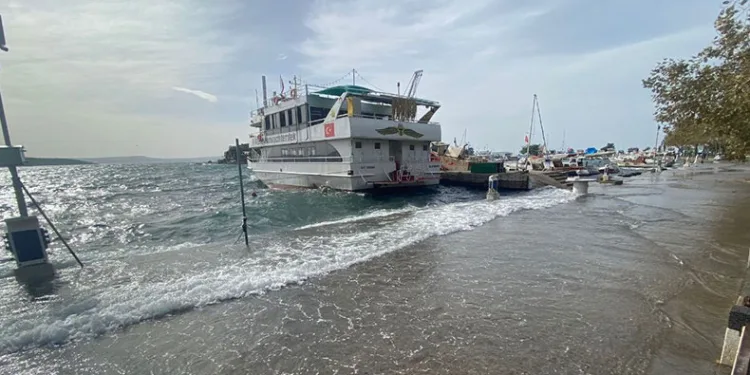 Erdek’te lodos etkili oluyor