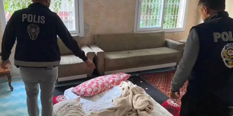 Doğaüstü güçleri olduğunu iddia ederek, tacizde bulundu