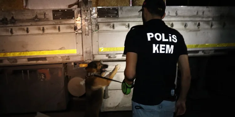 Saman çuvallarının arasında uyuşturucu sevkiyatı