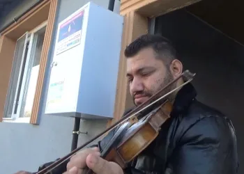 Doğal gaz açılışını kemanla kutladı