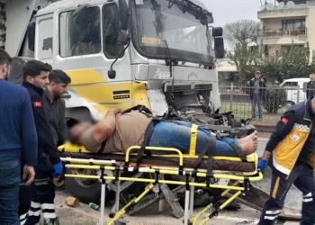 Aydın’da kamyon ve tır çarpıştı
