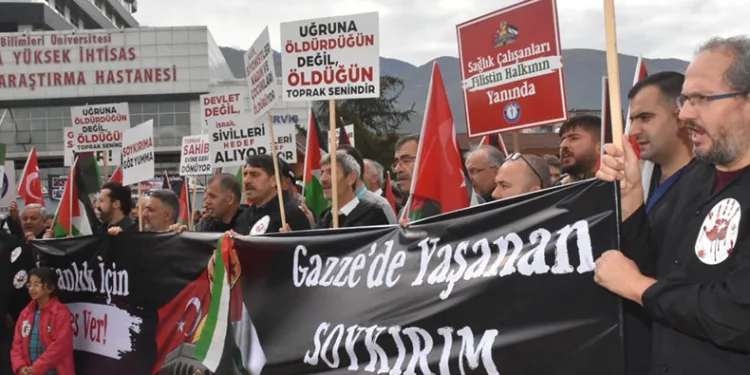 Bursa’da sağlık çalışanlarından İsrail’e tepki