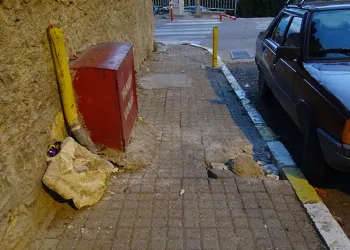 Freni boşalan otomobil gence çarptı