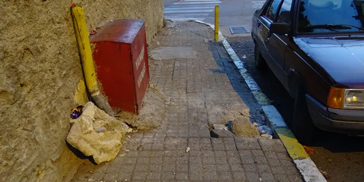 Freni boşalan otomobil gence çarptı