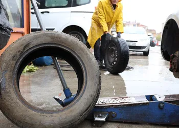 Oto lastikçilerde yoğunluk başladı