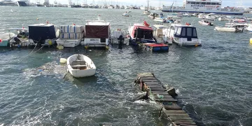 Şiddetli rüzgar nedeniyle 4 balıkçı teknesi battı
