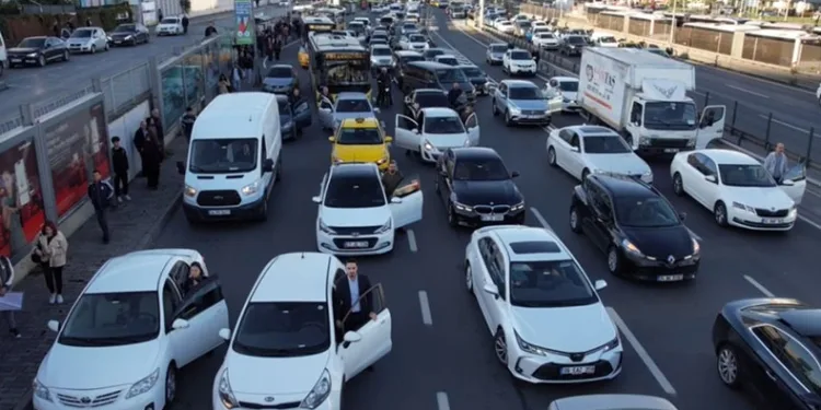 İstanbul’da Ata’ya saygı duruşu