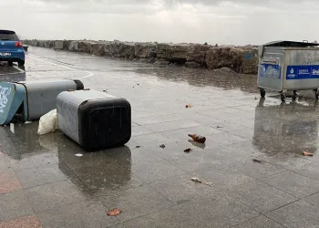Lodos sebebiyle kaya parçaları kıyıya vurdu