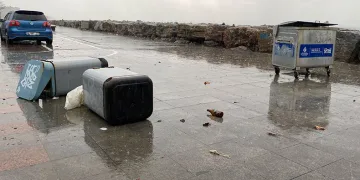 Lodos sebebiyle kaya parçaları kıyıya vurdu