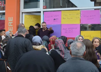 Tavşanlı’da tekstil mağazası açılışında izdiham