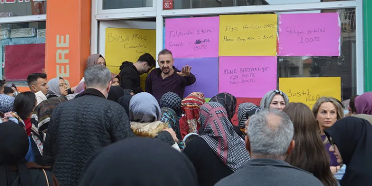 Tavşanlı’da tekstil mağazası açılışında izdiham