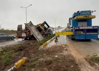 Taşıma aracının üstündeki dozer devrildi