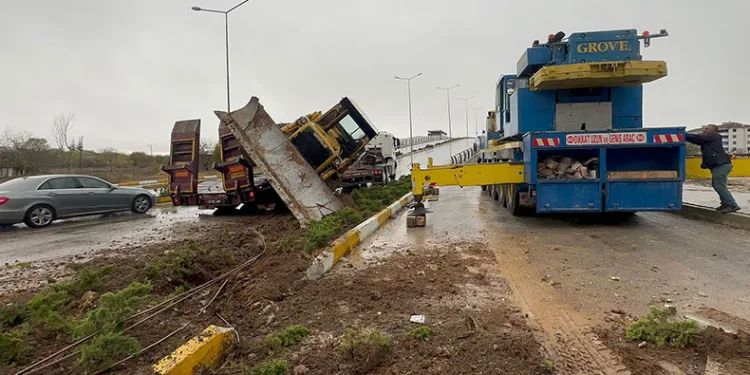 Taşıma aracının üstündeki dozer devrildi