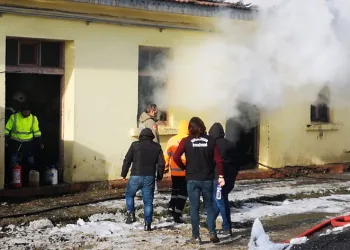 Cağ kebabı için yaktıkları ateş depoyu yaktı