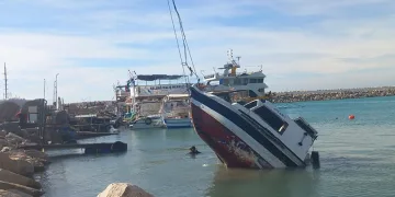 Fırtınayla birlikte suya gömülen çıkarıldı