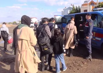 Ayvalık’ta 36 göçmen jandarmadan kaçamadı