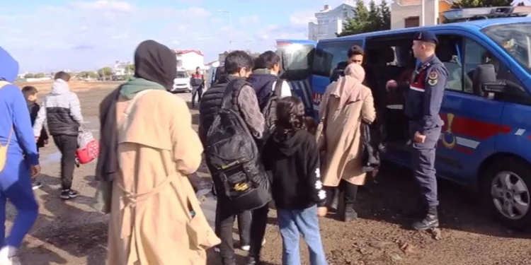 Ayvalık’ta 36 göçmen jandarmadan kaçamadı