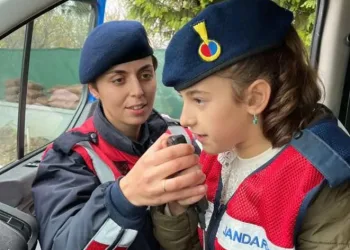 Jandarma ekipleri öğrenciler ile bir arada