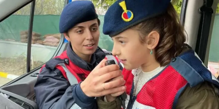 Jandarma ekipleri öğrenciler ile bir arada