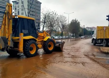 Ekiplerin sağanak yağış nöbeti