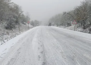 Bursa’da kar yağışı sebebiyle yol kapandı