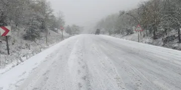 Bursa’da kar yağışı sebebiyle yol kapandı