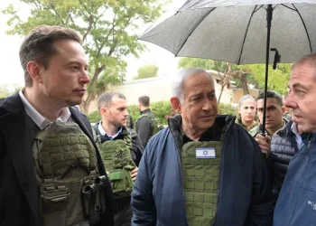 Elon Musk, Netanyahu ile Kfar Aza beldesini gezdi