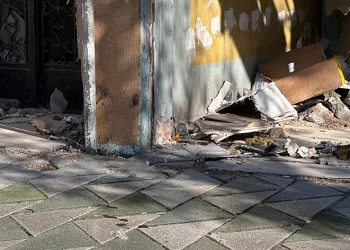 Borudan akan su buz kütlesi oluşturdu