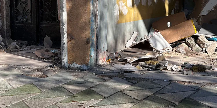 Borudan akan su buz kütlesi oluşturdu